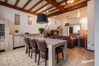 - Uitstekende ligging: Warandestraat 38 in Moorsele- Ruime leefruimte- Keuken met extra eetplaats- Polyvalente ruimte: ideaal voor een kleine...