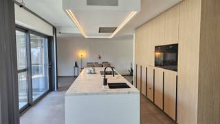 Residentieel gelegen villa met 4 slaapkamers op 9,5 are.Deze vernieuwbouw is gelegen in de gegeerde wijk Molenblook. Op enkele minuten stapt u naar Genk centrum, het ZOL of wandelt u het Nationaal Park Hoger Kempen binnen.Deze woning met 4 slaapkamers en een bewoonbare oppervlakte van ruim 220 m² werd gestript en volledig heropgebouwd volgens de nieuwste technieken. Van een nieuwe buitengevel met isolatie, verwarmingsinstallatie, ramen keuken, vloeren, trap, zonnepanelen, domotica, voorziening voor airco. etc....Indeling: Inkomhal, toilet, ruime living met open keuken en eetplaats, wasplaats. Op de verdieping zijn er 4 slaapkamers en een ( nog te installeren) badkamer. Ook is er een ruime kelder aanwezig en werd er een gusntig EPC afgeleverd met score B ( bijna A). Parkeren kan u in de dubbele garage gelegen achteraan de zuid-west georiënteerde tuin.Mits een beperkte verdere afwerking geniet u binnenkort van een hedendaags huis op een prachtige locatie.