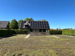 <p>Bent u op zoek naar een woonst met grond én bijgebouw? Bent u niet bang om de handen uit de mouwen te steken? Woont u graag landelijk, maar toch ook niet té ver van de bewoonde wereld? Dan is deze woning wat u zoekt.</p>
<p>Doorheen de afgelopen jaren werd het traject doorlopen om van de landbouwsite een woning met bijgebouw te maken. Voorwaarde hiervoor is dat de bestaande varkensstallen afgebroken worden en vervangen worden door weide.</p>
<p>Het bijgebouw is 89,41m²(14,30m breed op 7,45m diep) en een totaal bouwvolume: 494,19m³.</p>
<p>De woning wordt voorzien van eigen energie dankzij de grote installatie ZONNEPANNELEN die werd voorzien op het bijgebouw.</p>
<p>Buiten: oprit, weide, parking, achtertuin met moestuinzone en vijver.</p>
<p>Van dit woning op 1ha grond met open zicht uw nieuwe thuis maken?</p>
<p>Contacteer Bonne Vastgoed 7 op 7 voor meer info of bezoek via 0468/10.40.40 of info@bonnevastgoed.be .</p>