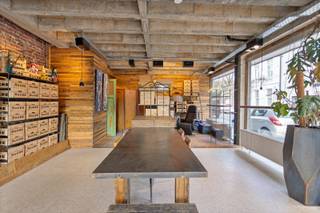 <span><span>In de <strong>Hendrik Consciencestraat te Roeselare</strong>, bieden wij u deze <strong>gelijkvloerse handelsruimte</strong> aan. Dit aangenaam ingerichte handelspand situeert zich in de <strong>stadskern</strong> van Roeselare en is gelegen in een commerciële omgeving, met veel passage, en dit vlakbij het station en op wandelafstand van de Grote Markt.<br /><br />Men beschikt over een <strong>mooie uit te spelen visibiliteit, door de hoekligging en de grote raampartijen</strong>. Het pand wordt verwarmd op <strong>centrale verwarming</strong> met radiatoren (collectieve verwarmingsketel gebouw). Alsook is de elektriciteit conform gekeurd.<br /><br /><u>De indeling van de ruimte is als volgt:</u> <strong>grote, nog vrij in te delen en in te richten handels- of kantoorruimte (55 m<sup>2</sup>)</strong>, met apart toilet en bergruimte voorzien van lavabo en afzuiging.<br /><br /><u>Enkele troeven:</u></span></span>
<ul>
	<li><span><span><strong>Uitermate geschikt als kantoor of praktijk voor dienstverlenende beroepen</strong> (bv. kapperszaak, interimkantoor, beautysalon, immokantoor, etc ...) of kleine handelszaak;</span></span></li>
	<li><span><span><strong>centraal en commercieel gelegen</strong> in de stadskern van Roeselare;</span></span></li>
	<li><span><span>goede bereikbaarheid;</span></span></li>
	<li><span><span><strong>conforme elektrische keuring</strong>;</span></span></li>
	<li><span><span>grote, nog vrij in te richten ruimte.</span></span></li>
</ul>
<span><span> Wenst u meer info of een bezoek ter plaatse? Neem contact met ons kantoor op het nummer 051 50 11 51 of via diksmuide@diksimmo.be.</span></span>