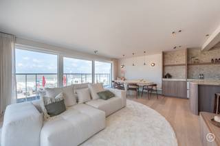 <p>Prachtig hoekappartement met een schitterend uitzicht op zee, gelegen aan het Lichttorenplein in Knokke, vlakbij de Kustlaan waarbij u geniet van het mooiste winkelaanbod van Knokke. <br /><br />Dit appartement biedt een adembenemend frontaal zeezicht en bevindt zich op een toplocatie in Knokke. Dankzij de grote raampartijen geniet de ruime leefruimte van een maximale lichtinval en een uniek panoramisch uitzicht op zee. De open keuken is volledig uitgerust met hoogwaardige toestellen en stijlvolle afwerkingen. Breed terras aan de kant van het plein, waar u gans de middag kunt genieten van de zon. <br /><br />De indeling omvat drie slaapkamers, allen met ingemaakte kasten. De master bedroom beschikt over een ensuite douchekamer met dubbele lavabo, terwijl de andere twee slaapkamers een aparte douchekamer delen. Extra voorzieningen zoals een bergkast met aansluiting voor wasmachine en droogkast, een privatieve kelder en een fietsenberging zorgen voor optimaal comfort. <br /><br />Dit appartement werd tot in de puntjes afgewerkt met oog voor detail, met verfijnde materialen zoals marmeraccenten en hoogwaardige schilderstechnieken. Een unieke woonervaring aan zee die zeker een bezoek waard is. EPC: 152 kWh/m²/jaar - UC: 20240717-0003317150-RES-1</p>