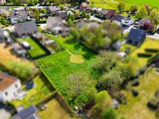 RUSTIG GELEGEN BOUWGROND met PRIVATIEVE OPRIJLAAN en uitzonderlijk veel privacy: dit knap perceel voor VILLABOUW biedt een aangename woonkans op...