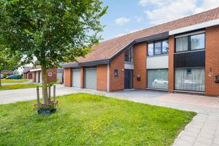<p><span>In Diksmuide vind je deze volledig gerenoveerde gezinswoning, waar ruimte, comfort en energiezuinig wonen mooi samenkomen. </span></p>
<br />
<p><span>Indeling: </span></p>
<p><span>Op het gelijkvloers kom je via de inkomhal terecht in de lichtrijke leefruimte, een volledig geïnstalleerde keuken met een praktische berging. Daarnaast vinden we nog een inpandige garage, wat zorgt voor extra bergruimte of parkeergemak. </span></p>
<br />
<p><span>Op de eerste verdieping vinden we vier ruime slaapkamers en een badkamer met douche en ligbad. </span></p>
<p><span> </span></p>
<p><span>Buiten geniet je van de zuidgerichte tuin, perfect voor zonnige dagen en lange avonden buiten. </span></p>
<br />
<p><span>Dankzij de aanwezigheid van zonnepanelen en een warmtepomp voldoet de woning aan de hedendaagse normen voor energiezuinig wonen. Zo woon je niet alleen comfortabel, maar ook toekomstgericht! </span></p>
De vermelde prijs betreft een richtprijs, ieder bod boven of onder deze prijs wordt voorgesteld aan de eigenaar.<br />
<p><span>Meer informatie of graag een bezoek? </span></p>
<p><span>Contacteer Bruno via 0496 23 41 26 of </span><span>bruno.vanthuyne@acasa.immo</span><span> </span></p>