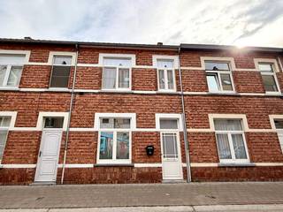 Vous recherchez une maison prête à emménager dans le cœur animé du Limbourg ? Cette maison récemment rénovée à louer à Hasselt offre tout le confort, l'espace et une excellente accessibilité. Grâce à son emplacement idéal dans la Bosstraat, vous vivez ici à quelques pas des écoles, des magasins, des restaurants et des transports en commun, tout en profitant d'un cadre de vie calme et économe en énergie chez vous.<br /><br />Disposition :<br /><br />Rez-de-chaussée : <br /><br />- Hall d'entrée<br />- Cuisine <br />- salle à manger<br />- salon <br />- rangement <br />- Salle de bain<br />- Toilette<br />- Jardin/Terrasse <br /><br />Étage +1 : <br /><br />- salle de nuit<br />- 2 chambres <br /><br />Étage +2 : <br /><br />- 1 chambre (chambre mansardée) <br /><br />Le moyen le plus rapide pour visiter cette propriété ? Demandez votre visite via le bouton rouge de notre site Web (www.dewaele.com).<br /><br />Les rendez-vous ne peuvent pas être pris par téléphone. Si vous avez d'autres questions, vous pouvez nous contacter par téléphone au 011 30 50 50.<br /><br />À bientôt