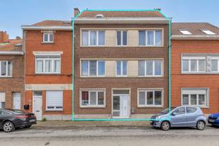 Bent u op zoek naar een solide investering met een onmiddellijk en aantrekkelijk rendement? Wij presenteren u deze unieke kans in de Petrus Bayenstraat 79 te Groot-Bijgaarden (Dilbeek). Dit volledige appartementsgebouw biedt u de zeldzame mogelijkheid om eigenaar te worden van een volledig pand (zonder mede-eigendom) met een netto rendement van ca. 3,80%.<br /><br />Waarom dit gebouw uw volgende investering is:<br />Drie Ruime Appartementen: Het gebouw bestaat uit drie erkende wooneenheden, elk voorzien van 2 slaapkamers. De huidige maandelijkse huuropbrengst bedraagt € 2.652, wat zorgt voor een stabiele cashflow vanaf dag één.<br /><br />
<ul>
<li>Volledige Controle: Geen syndicus, geen gemeenschappelijke kosten die u niet zelf in de hand heeft, en geen algemene vergaderingen. U bent de enige beslissingsnemer.</li>
<li>Extra Opslagruimte: Het pand beschikt over een ruime kelder en een zolder, wat een enorme functionele meerwaarde biedt voor uw huurders.</li>
<li>Uitzonderlijke Ligging: Gelegen in een rustige doch uiterst centrale straat. Op wandelafstand van winkels, scholen en openbaar vervoer, met een directe verbinding naar de Brusselse Ring en de E40.</li>
</ul>
<br />Energieprestaties (EPC):<br /><br />
<ul>
<li>Gelijkvloers: 646 kWh/m² jaar (Label F)</li>
<li>1ste Verdieping: 153 kWh/m² jaar (Label B)</li>
<li>2de Verdieping: 630 kWh/m² jaar (Label F)</li>
</ul>
<br />Wenst u meer informatie of een bezoek ter plaatse?<br />Neem vandaag nog contact op met Nils Deblock voor een afspraak:<br /><br />📞 0497 248 251<br />📧 nils.deblock@weinvest.be<br /><br />Mis deze unieke kans niet om een volledig gebouw te verwerven in een van de meest gezochte regio’s rond Brussel. Ideaal voor de vooruitziende investeerder!