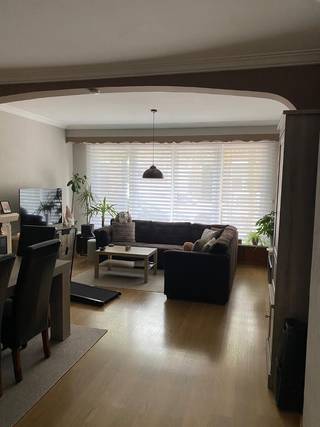 Gelijkvloers appartement met 2 slaapkamers.
 
Indeling:
Inkomhal met ingemaakte vestiairekast.
Lichte en ruime woonkamer (32m²) op laminaatvloer( daaronder parket).
Ingerichte keuken voorzien van inductiekookplaat, afzuigkap, koelkast/diepvries, combi microgolfoven, hete luchtoven en stoomoven, werktablet in gepolierd graniet.
Badkamer met toilet, douche en lavabo meubel.
2 volwaardige slaapkamers (14,25m² en 13,40m²).
Veranda (22m²) met elektrische zonneluifel.
Garage box met automatische poort.
Gemeenschappelijke fietsenstalling.
Kelderberging.
 
Bijzonderheden.
Overal elektrische rolluiken.
Airco met warmtepomp dus koelen en verwarmen in woonkamer en slaapkamers.
Elektriciteit conform.
Asbest veilig.
EPC C.