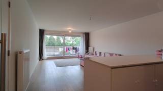 Ontdek dit energiezuinige appartement met 2 slaapkamers, een moderne badkamer met douche, een apart toilet, een gezellige woonkamer met open keuken en een zonnig buitenterras. <br /><br />U bevindt zich op loopafstand van diverse winkels, restaurants en openbaar vervoer.<br /><br />Beschikbaar vanaf 01/11/2026<br /><br />Contacteer voor een bezoek: <br />0477/78.39.25<br />wouter@opt-immo.be