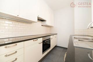 <p>1050 IXELLES, Rue Souveraine, 45 (LOT A.1) - Idéalement situé entre la place Fernand Coq et l'avenue Louise, proche de toutes les commodités et transports, bel appartement de +/- 76m²- 75m², situé au rez-de-chaussée d’un immeuble de 3 appartements sans ascenseur, composé comme suit : un grand séjour à l’avant, hall d’entrée, cuisine super-équipée, une chambre avec salle de bains attenante avec wc et douche, une deuxième chambre également attenante à la salle de bains, petite cour centrale intérieure. Parquet partout. Cave privative. Actuellement loué avec un bail de 9 ans (fin 31/05/2028). Chaudière gaz individuelle. Adoucisseur d’eau. PEB : F / 26,112 Kwh/an / CO² 65 kg/m²/an. Electricité conforme. Charges communes très peu élevées. Idéal comme investissement ou comme premier achat (possibilité de bénéficier de l’abattement).<br />Prix : 290.000 €. Frais d’acte de base et de géomètre à charge de l’acquéreur (+/- 800 € HTVA).<br />Information et visite par mail: LMEERT@TREVI.BE</p>