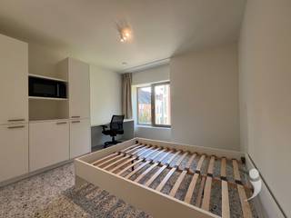 <p><span>Volwaardige studentenkamer met zelfstandige indeling en voldoende leefruimte. Geschikt voor studenten die bewust kiezen voor meer autonomie.<br />Derde verdieping, vlot bereikbaar via trap of lift, met gebruik van de gedeelde faciliteiten van de residentie.<br />De unit maakt deel uit van Studentenresidentie </span><span>Burgemeester</span><span>: een hoogwaardig studentenproject met 41 kwalitatieve studentenkamers en studios in de Blijde Inkomststraat in Leuven, op wandelafstand van faculteiten, station en het stadscentrum. </span></p>