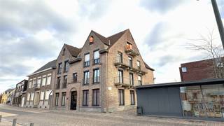 ZALIG DAKAPPARTEMENT MET UITZONDERLIJK ZICHT Dit appartement verwent met een aangename indeling en een uitermate zalig zicht over Aalbeke. De lift...