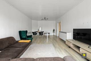 To be renovated spacious 3-bedroom apartment (127 m²) with terrace in the popular Tentoonstellingswijk Vlaamse Kunstlaan 36, 2nd floor, 2020...