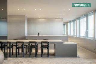 Deze prachtige, lichtrijke loft met een bewoonbare oppervlakte van maar liefst 192 m² is gelegen in de Sint-Jorisstraat te Kortrijk, op wandelafstand van het station en het bruisende stadscentrum. Bovendien geniet u hier van een vlotte verbinding naar belangrijke invalswegen.De loft werd in 2022 volledig en kwalitatief gerenoveerd en vormt vandaag een uniek en instapklaar geheel waar ruimte, licht en comfort centraal staan.Indeling:- Ruime en lichtrijke leefruimte, harmonieus opgedeeld in een gezellige zithoek en een eetplaats- Volledig geïnstalleerde keuken, uitgerust met dubbele spoelbak, kookplaat met dampkap, koelkast, oven, microgolf, vaatwasser en tal van ingemaakte kasten- Master bedroom met walk-in dressing en ensuite badkamer, voorzien van ligbad, inloopdouche en stijlvol lavabomeubel- Tweede slaapkamer met eigen lavabomeubel en aansluitende bergruimte met voorzieningen voor wasmachine en droogkast- Derde volwaardige slaapkamerExtra troeven:- volledig gerenoveerd in 2022- conforme elektriciteit - energetische topper! (145 kWh/m²jaar - B label)- privé berging aanwezig van +/- 20 m²- gemeenschappelijke fietsenberging- gemeenschappelijk terras van 92 m²Wenst u meer info over deze woning of wenst u een bezoek ter plaatse? Contacteer Alissia Dewitte (0472 18 64 21 - alissia.dewitte@dewaele.com)De eigendom wordt aangeboden via de Power-sale formule. Van 18/05/2026 om 09:00 tot 22/05/2026 om 12:00 kan u de woning op afspraak komen bezichtigen en een bod uitbrengen. De vermelde prijs is een instelprijs. Voor meer info, gelieve contact op te nemen met de dossierverantwoordelijke.Bestuursmaatregelen in het maatregelenregister: in aanvraag