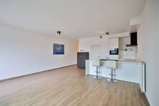<p><span>Dit ruime en strak afgewerkte appartement gelegen in Hoboken biedt comfort, licht en energiezuinig wonen. </span></p><p><span>Dit appartement heeft een woonoppervlak van circa 105 m² en beschikt over drie volwaardige slaapkamers en een moderne badkamer, ideaal voor gezinnen, starters of wie ruimte zoekt.</span></p><p><span> </span></p><p><span>Bij binnenkomst verwelkomt een ruime hal met handige bergruimte. De ruime eet- en zithoek, met veel natuurlijk licht dankzij de grote raampartijen en een toegangsdeur tot het balkon, vloeit naadloos over in de volledig uitgeruste keuken met strak wit meubilair en een praktisch kookeiland. </span></p><p><span>Het appartement telt drie slaapkamers van respectabele afmetingen. Een van de kamers leent zich uitstekend als hoofd- of thuiskantoor, terwijl de andere twee kamers perfect dienstdoen als slaapkamer, kinder-, logeer- of werkkamers. Er is voldoende opbergruimte aanwezig dankzij ingebouwde kasten en slimme opbergoplossingen.</span></p><p><span> </span></p><p><span>De badkamer is modern en functioneel ingericht met een ruime inloopdouche en een wastafelmeubel. Daarnaast vindt u in de woning een apart toilet en aparte technische ruimte waarin de cv-ketel en de aansluitingen voor wasmachine en droogkast netjes zijn ondergebracht.</span></p><p><span> </span></p><p><span>Op het zuidwest gericht terras kunt u aangenaam vertoeven met uitzicht op de nabije omgeving. De afwerking is strak met houten-look vloer, witte wanden en moderne details, wat zorgt voor een frisse, onderhoudsvriendelijke sfeer.</span></p><p><span>Het gebouw is comfortabel uitgerust met een lift. Er is een ondergrondse autostaanplaats inbegrepen in de prijs en een ruime fietsenberging aanwezig in het gebouw. </span></p><p><span> </span></p><p><span>Hoboken is een aangename buurt met vlotte verbindingen naar het centrum van Antwerpen, diverse winkels, scholen, horeca en recreatieve opties. Ideaal voor wie stedelijk wonen met comfort en praktische bereikbaarheid nastreeft.</span></p><p><span> </span></p><p><span>EPC 79 kWh/m² jaar - label A</span></p><p><span>P-score (perceelscore): A</span></p><p><span>G-score (gebouwscore):</span><span> A</span></p><p><span> </span></p><p><span>Voor een bezoek ter plaatse kan u ons contacteren op het nummer 03 449 42 41 of mail ons via hallo@habicom.be.</span></p><p><span>Wenst u de waarde van uw woning te kennen ? Contacteer vrijblijvend onze habicom expert in uw buurt</span></p><p><span> </span></p>