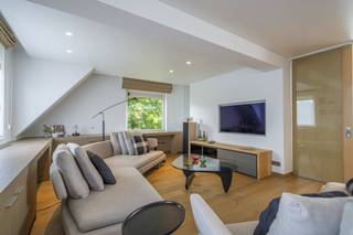 Ben jij op zoek naar een uitzonderlijk appartement/woning te koop in Kortrijk? Dit uniek appartement/woning in de Avondzonweg 8 combineert luxe, comfort en energiezuinig wonen. Dankzij het doordachte ontwerp en de groene omgeving is dit een ideale thuis voor wie houdt van rust, vrijheid en een hoogwaardige afwerking.INDELINGGelijkvloers:- Ruime inkomhal met lift- Dubbele garage met veel bergruimte- Technische ruimte met aansluiting voor wasmachine en droogkast- Douchekamer en apart toilet- Binnenzwembad (momenteel in gebruik als opslagruimte, kan ook ingericht worden als meerdere slaapkamers)Eerste verdieping:- Ruime, lichtrijke woonkamer - Volledig uitgeruste moderne keuken- Comfortabele slaapkamer voorzien van bad en lavabo- Praktische bijkeukenTweede verdieping:- Polyvalente ruimte, ideaal als extra slaapkamer, bureau of hobbyruimte- Extra opbergruimteTroeven van deze villa- Energiezuinige woning met moderne technieken- Rustige ligging in een residentiële omgeving- In de leuke tuin is het discreet genieten- Uniek woonconcept (leefruimte op de eerste verdieping) met tal van mogelijkhedenWenst u meer info over deze woning of wenst u een bezoek ter plaatse? Contacteer Alissia Dewitte (0472 18 64 21 - alissia.dewitte@dewaele.com) of Carl Boedts (0473 95 18 21- carl.boedts@dewaele.com)