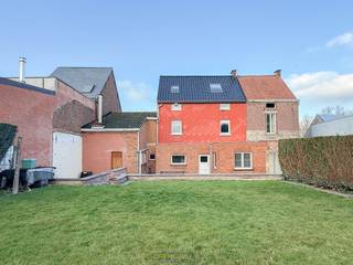 <h3> </h3>
<br /><br /><strong>VERRASSEND RUIME GEZINSWONING</strong> met <strong>6 SLAAPKAMERS</strong>, <strong>TWEE BADKAMERS</strong> en een <strong>ZUIDGERICHTE TUIN</strong> in Geraardsbergen. Met een <strong>BEWOONBARE OPPERVLAKTE</strong> van maar liefst <strong>246M²</strong> is deze woning ideaal voor <strong>GROTE OF NIEUW SAMENGESTELDE GEZINNEN</strong>. De lichtrijke leefruimte met aparte eetplaats sluit aan op een <strong>MODERN VERNIEUWDE KEUKEN</strong> en geeft uit op een ZONNIG TERRAS, perfect voor gezellige familiemomenten. Op het gelijkvloers bevindt zich een praktische slaapkamer, ideaal als <strong>BUREAU OF HOBBYRUIMTE, </strong>en badkamer. De garage van 25m² beschikt over een zolder van 40m² die naar <strong>EIGEN WENS INGERICHT KAN WORDEN ALS HOME-OFFICE, ATELIER OF PRAKTIJKRUIMTE</strong>. Op de verdiepen kan u de overige 5 slaapkamers en <strong>NOG EEN BADKAMER</strong> terugvinden. Gelegen op <strong>KORTE AFSTAND VAN NATUUR- EN RECREATIEDOMEIN DE GAVERS</strong>, combineert deze woning een gezinsvriendelijke ligging met uitstekende bereikbaarheid.<br /><br /><strong>EXTRA TROEF: EPC C = GEEN RENNOVATIEPLICHT</strong><br /><br />Adres: Botermelkstraat 3 te Geraardsbergen<br /><br />EPC: 258 kWh/m², P-score: A, G-score: A, Geen renovatieverplichting van toepassing