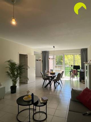 <p><span>Dit ruime en energiezuinige appartement, op de tweede verdieping van een modern gebouw zonder lift, is gelegen op een zeer centrale ligging, nabij het centrum van Wilrijk.</span></p><p><span>Alle belangrijke invalswegen, dagelijkse winkels en openbaar vervoer zijn in de onmiddellijke omgeving en er is een zeer goede verbinding naar Antwerpen en Brussel.</span></p><p><span> </span></p><p><span>Indeling:</span></p><p><span>We betreden het appartement via de inkomhal met apart toilet met handenwasser. De lichtrijke leefruimte, op een mooie keramische tegelvloer heeft aansluitend een open keuken ingericht met kasten, een gaskookplaat, dampkap en dubbele gootsteen. Aansluiting voor oven en vaatwasser zijn voorzien. Vanuit zowel de keuken als de leefruimte heeft u zicht op en toegang tot het aangename terras dat een mooi zicht heeft op groen. Aan de keuken zijn er 2 bergingen waarvan 1 de aansluiting voor een wasmachine voorziet en een tweede ruimere kamer die eveneens toegang biedt tot het terras.</span></p><p><span>Verder zijn er 2 ruime slaapkamers, beiden op een laminaatvloer. De badkamer is voorzien van een ligbad met douchevoorziening en een dubbel lavabomeubel.</span></p><p><span> </span></p><p><span>Bijzonderheden:</span></p><ul><li><span>Er zijn </span><span>geen vaste kosten</span><span> in het gebouw, het onderhoud van de traphal is ten laste van de huurders!</span></li><li><span>EPC: B - 153 kWh/m² /jaar</span></li><li><span>Huurwaarborg: 3 maanden </span></li><li><span>Plaatsbeschrijving €225 </span></li><li><span>Beschikbaar vanaf 1/08</span></li></ul><p><span> </span></p><p><span>Boek nu zelf ONLINE uw afspraak in. Surf naar het betreffende eigendom op onze website <span>www.habicom.be</span></span><span> en klik op de roze knop </span><span>'PLAN EEN BEZOEK'</span><span>. <br />Kies het moment dat u het beste uitkomt, vul de gevraagde contactgegevens in en klik nadien op verzenden om te bevestigen.</span></p><p><span> </span></p>