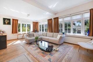 <p>Gelegen aan de<strong> </strong>Avenue Octave Michot 36 in een rustige en gegeerde residentiële wijk van Rhode-Saint-Genèse, biedt deze prachtige eengezinswoning in kangoeroestijl momenteel twee afzonderlijke wooneenheden. Deze bijzondere indeling is ideaal voor gezinnen die onder één dak willen samenleven en tegelijkertijd een zekere onafhankelijkheid wensen te behouden. De woning beschikt over een bruto bewoonbare oppervlakte van ongeveer ±265 m², aangevuld met ±65 m² kelderruimte inclusief twee garages, en bevindt zich op een perceel van ±325 m². Momenteel omvat de woning: 4 slaapkamers (oorspronkelijk ontworpen voor 5 slaapkamers); 1 badkamer; 2 doucheruimtes; 3 toiletten; 2 overdekte parkeerplaatsen. De woning werd in 2013 grondig gerenoveerd, is smaakvol ingericht en verkeert in uitstekende algemene staat. Dankzij de huidige configuratie kunnen twee generaties comfortabel samenwonen met behoud van privacy. Ideaal voor een meergezinswoning, ouders en kinderen of voor wie een aparte leefruimte met een hoge mate van zelfstandigheid wenst. Met enkele beperkte aanpassingen kan de woning bovendien eenvoudig opnieuw worden ingericht als een klassieke eengezinswoning. EPC: D<br /><br /></p>
<p>Oppervlakte begane grond:</p>
<ul>
<li>Woonkamer / eetkamer: ±45 m²</li>
<li>Keuken: ±10 m²</li>
<li>Slaapkamer 1: ±15 m²</li>
<li>Slaapkamer 2: ±14 m²</li>
<li>Tuin: ±75 m²</li>
</ul>
<p>Duplex:</p>
<ul>
<li>Slaapkamer 3: ±16 m²</li>
<li>Doucheruimte: ±4 m²</li>
<li>Woonkamer, eetkamer</li>
<li>Keuken: ±55 m²</li>
<li>Slaapkamer 4: ±30 m² (mogelijkheid om door onderverdeling 2 slaapkamers te maken)</li>
<li>Doucheruimte 2: ±5 m²</li>
<li>Berging: ±7 m²</li>
<li>Badkamer met douche: ±13 m²</li>
</ul>
<p>Kelder: 65 m² inclusief de twee garages</p>
<p><strong> </strong></p>