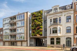 Cet appartement prêt à emménager de 76 m² est situé dans un complexe résidentiel bien entretenu sur la Burggravenlaan. Grâce à sa situation à l'arrière et en angle, l'appartement bénéficie d'une lumière très agréable et en même temps d'un environnement calme et abrité loin de la rue.<br /><br />L'espace de vie est spacieux et lumineux et est directement relié à la terrasse d'environ 14 m². La cuisine ouverte est meublée de manière pratique et s'intègre parfaitement dans l'espace de vie.<br /><br />L'appartement dispose de deux chambres, d'une salle de bains, de toilettes séparées et d'une grande pièce de rangement. Grâce à son bon état, l'appartement est entièrement prêt à emménager et ne nécessite aucun investissement direct.<br /><br />De plus, l'appartement dispose de places réservées aux vélos.<br /><br />L'emplacement est très agréable : vie calme à l'arrière de la parcelle, tout en étant à une courte distance du centre de Gand, de la gare de Gand-Saint-Pierre, des magasins, des restaurants, des transports en commun et des principales routes d'accès.<br /><br />Disponible immédiatement. <br /><br />Registre des mesures: non
