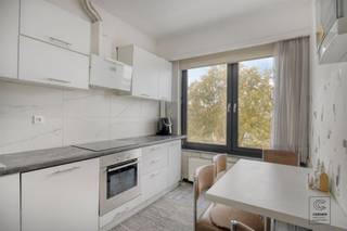 <p>Dit ruim appartement van 104 m² met drie slaapkamers is centraal gelegen in Merksem, op de hoogste verdieping van een kleinschalig gebouw. Indeling: via de inkomhal heb je toegang tot de verschillende ruimtes, beginnend met een apart toilet en de badkamer, uitgerust met een wasmeubel, ligbad en douche. Als we verder doorlopen treffen we de leefruimte die voldoende plaats biedt om er zowel een woon-, als eetkamer in te richten. Dankzij de grote raampartijen vooraan, kan er genoten worden van veel natuurlijke lichtinval. Aansluitend vinden we de volledig ingerichte keuken (inductiekookplaat, dampkap, oven, vaatwasser), die praktisch werd ingedeeld. De leefruimte geeft toegang tot de eerste slaapkamer, die is uitgerust met ingemaakte kasten. Het appartement beschikt in totaal over drie slaapkamers, waarvan twee aan de achterzijde gelegen zijn en rechtstreeks uitkijken op het ruime terras met een oostelijke oriëntatie. Verder beschikt het appartement nog over een kelderberging.<br /><br />Bij het appartement hoort een garage die verplicht mee aan te kopen is voor €20.000,00.<br /><br />Extra: EPC-klasse D (-> GEEN renovatieverplichting!). Elektriciteit conform. Niet gelegen in mogelijks of overstromingsgevoelig gebied, niet gelegen in afgebakend overstromingsgebied of afgebakende oeverzone, niet gelegen in risicozone overstromingen (P-score C, G-score B). Woongebied, stedenbouwkundige informatie in aanvraag. Maatregelenregister in aanvraag.<br /><br />Centraal gelegen met openbaar vervoer, winkels, scholen en ontspanning op wandelafstand. Voor meer info ga naar www.coenenvastgoed.be of bel 03/375.82.92</p>