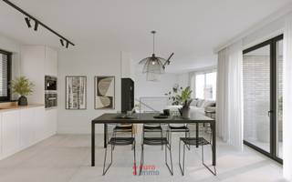 Bent u op zoek naar een comfortabele woning in het hart van de stad? Dan is dit uw kans.<br /><br />Hier wordt het beste van meerdere aspecten namelijk gecombineerd. Zo zijn er enerzijds de uiterst centrale ligging, de voordelen van een eigen woning, terras op verdiep én een eigen binnenhuislift. Anderzijds is het onderhoudsgemak zoals bij een appartement gezien er geen groenonderhoud is.<br /><br />Deze bel-etage woning is bovendien voorzien van hypermodern comfort. Zo beschikt deze woning over een binnenhuislift, wordt enkel gewerkt met de beste materialen en staan licht en ruimte centraal.<br /><br />Bent u benieuwd naar alle details? Maak dan snel een afspraak op ons kantoor.