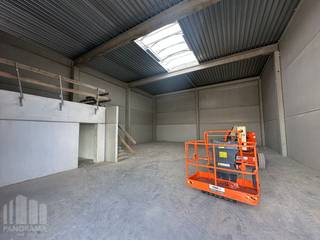 Op een strategisch gelegen bedrijfssite aan de Gentseweg (N43) te Waregem, een belangrijke commerciële verbindingsweg met een uitstekende zichtbaarheid, worden 6 moderne nieuwbouw KMO-units gerealiseerd.<br /><br />De unit beschikt over opslag-/bedrijfsruimte met oppervlakte van +/- 230 m², telkens in combinatie met een inpandig kantoor/showroom van +/- 25 m² met glaspartij.<br />De units zijn ontworpen voor ondernemers die op zoek zijn naar een kwalitatieve en goed bereikbare bedrijfsruimte, waarbij magazijn-/atelier-/opslagruimte wordt gecombineerd met een praktisch inpandig kantoor of showroom en afzonderlijk toilet. Dankzij deze combinatie zijn de units geschikt voor diverse professionele activiteiten.<br /><br />De site geniet een commerciële ligging aan de Gentseweg, met een goede zichtbaarheid en een vlotte verbinding naar het centrum van Waregem en de omliggende gemeenten. Bovendien bevindt het project zich nabij de E17, met op- en afrit Waregem, wat zorgt voor een uitstekende bereikbaarheid richting Gent, Kortrijk.<br /><br />Contacteer PANORAMA B2B voor bijkomende technische inlichtingen, plannen of een vrijblijvend plaatsbezoek op het nummer 0460 97 66 66.
