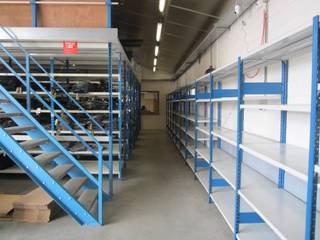 <p>Toonzaal met magazijn.<br /><br /><strong>Indeling </strong><br />Bureel 90m² </p>

<ul><li>Keuken </li><li>Cv op gas</li><li>1ste verdiep boven bureel</li><li>Zolder</li></ul>

<p>Magazijn 218m²</p>

<ul><li>Wasruimte</li><li>geïsoleerd </li><li>met wc en lavabo</li><li>stockageverdiep (13x6)</li><li>individuele verwarming</li><li>Electrische poort (m breed &amp;amp; 4.5 hoog)</li></ul>

<p><br /><strong>Troeven </strong></p>

<ul><li>Parking 2 auto's vooraan</li><li>Regenput </li><li>Camera beveiliging </li><li>Stockage ruimte achteraan (buiten)</li><li>Vlotte verbinding met snelwegen </li><li>Voor en achteraan toegang</li></ul>