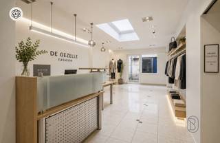 <p>Op een uiterst commerciële ligging, recht tegenover het Shopping Center van Deinze, bevindt zich dit veelzijdige handelspand met woonst. Dankzij de uitstekende zichtbaarheid, vlotte bereikbaarheid en talrijke parkeermogelijkheden in de omgeving vormt dit pand de ideale uitvalsbasis voor zelfstandigen, vrije beroepen en ondernemers.<br /><br />De eigendom werd voorheen uitgebaat als tandartspraktijk en beschikt over een functionele indeling die zich moeiteloos laat aanpassen aan diverse professionele activiteiten. Denk hierbij aan een praktijkruimte, kantoor, consultancybureau, schoonheidsinstituut of andere commerciële doeleinden. De ruime handelsruimte op het gelijkvloers biedt tal van mogelijkheden om uw zaak optimaal uit te bouwen.<br /><br />Op de verdieping bevindt zich een comfortabele woonst met een ruime leefruimte en twee volwaardige slaapkamers. Hierdoor combineert deze eigendom het beste van twee werelden: professioneel ondernemen op een zichtlocatie én aangenaam wonen op dezelfde locatie.<br /><br />Gelegen aan de Guido Gezellelaan 27 in Deinze, geniet u hier van een strategische ligging vlak bij winkels, openbaar vervoer, invalswegen en alle dagelijkse voorzieningen.<br /><br />Bent u op zoek naar een handelspand met woonst in Deinze waar locatie, ruimte en mogelijkheden samenkomen? Contacteer ons vandaag nog voor meer informatie of een bezoek ter plaatse.<br /><br />Te koop via Immo Beguin, jouw vastgoedexpert sinds 2009, met kantoren in Ronse, Waregem, Kortrijk, Deinze, Doornik en Lessines.<br />Meer info of bezoek aanvragen via: marijn@immobeguin.be</p>