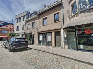 Leuke opgefriste rijwoning, met tuin en polyvalente ruimte in de winkelstraat van Tervuren. Gelijkvloerse verdieping: inkomhal met apart toilet,...