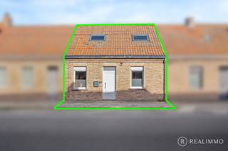 In het landelijke Bossuit, een deelgemeente van Avelgem, bevindt zich deze gerenoveerde en instapklare woning. Dit pand is ideaal als starterswoning of investering. Je woont hier in een aangename omgeving, met de nodige voorzieningen en verbindingswegen binnen bereik.<br /><br /><strong><u>Indeling</u></strong><br />Op het gelijkvloers kom je binnen in de leefruimte met open keuken. De keuken is goed uitgerust en vormt samen met de woonkamer een aangename leefomgeving. Verder bevindt zich op deze verdieping de recent afgewerkte badkamer.<br />Achteraan de woning bevindt zich de tuin, die ook bereikbaar is via een aparte achteruitgang. Dit biedt ook de mogelijkheid om de wagen achteraan te parkeren. Daarnaast beschikt de tuin over een handige tuinberging. Op de eerste verdieping bevinden zich 2 volwaardige slaapkamers.<br /><br /><strong><u>Technisch</u></strong><br />De woning werd gerenoveerd en is instapklaar. De ramen zijn voorzien van dubbele beglazing en het dak is volledig geïsoleerd. De centrale verwarming werkt op aardgas en er is bovendien een sfeervolle gashaard aanwezig.<br />Het EPC-label C zorgt ervoor dat er geen renovatieverplichting van toepassing is. De elektrische installatie werd conform gekeurd in 2024. Daarbovenop is de woning ook asbestveilig.<br /><br /><strong>Troeven</strong>
<ul>
<li>Gerenoveerd en instapklaar</li>
<li>Tuin met uitweg & autostaanplaats</li>
<li>EPC-label C (geen renovatieverplichting)</li>
<li>Conforme elektrische installatie</li>
<li>Asbestveilig</li>
</ul>
<strong>Contact</strong><br />Interesse in deze woning? Contacteer REALIMMO via beau@real-immo.be of 0494/52 19 62 voor meer informatie of een bezoek ter plaatse.