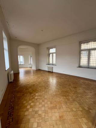 <p><span>Deze kantoorruimte is ideaal gelegen aan de </span><strong><span>Adolphe Maxlaan</span></strong><span>, vlak bij het </span><strong><span>Rogierplein, het Noordstation en de Nieuwstraat</span></strong><span>, en geniet van een uitstekende ligging in het hart van Brussel.</span></p>
<p><span>De omgeving biedt een bijzonder aangename en praktische werkomgeving, met talrijke winkels, restaurants en diensten op wandelafstand. Ook het openbaar vervoer is vlot bereikbaar, met snelle verbindingen naar de verschillende wijken van Brussel en de belangrijkste treinstations.</span></p>
<p><span>De kantoorruimte bevindt zich op de 2e verdieping en is bereikbaar via een lift. De ruimte is geschikt voor verschillende professionele activiteiten.</span></p>
<p><span>De huurprijs bedraagt </span><strong><span>€2.350 per maand</span></strong><span>, aangevuld met </span><strong><span>€350 provisie voor de gemeenschappelijke lasten</span></strong><span>, waaronder water, verwarming, gemeenschappelijke delen, lift en afstand van verhaalverzekering. Daarnaast is er een maandelijkse provisie van </span><strong><span>€310 voor de onroerende voorheffing</span></strong><span>.</span></p>
<p><span>In het gebouw zijn renovatiewerken gepland, waaronder de raamkozijnen, het dak, de gevel, de gemeenschappelijke delen en de lift. </span></p>
<p><strong><span>Onmiddellijk beschikbaar.</span></strong></p>