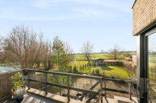 Deze ZEER RUSTIG gelegen woning H.O.B .bevindt zich in een DOODLOPENDE STRAAT en geniet van een prachtig open zicht op de achterliggende...