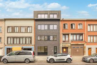 <p>Nieuwbouwappartement met 2 slaapkamers en terras te koop onder REGISTRATIERECHTEN</p><p>Dit nieuwbouwappartement bevindt zich op een uitstekende locatie in Merksem nabij de Bredabaan. Vlotte bereikbaarheid en op wandelafstand van scholen, winkels en openbaar vervoer.</p><p>Indeling: inkomhal met gastentoilet, via moderne glazen deur naar lichte leefkamer op parket, volledig ingerichte luxe-keuken met alle toestellen, bijkeuken/technische ruimte, volwaardig terras, 2 slaapkamers aan de voorzijde, badkamer met instapdouche en 2de toilet.</p><p>Extra's:</p><p>- Verkoop nieuwbouw onder registratierechten</p><p>- Super-energiezuinige appartementen: zonnepanelen, volledige geïsoleerd, vloerverwarming,…</p><p>- Lage algemene kosten!</p><p>Info/bezoek: 03/283 83 00 - noord@sinjoor.be<br /> </p>