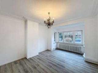 <p><b>VERHUUR AAN BEDRIJVEN MOGELIJK, STROMBEEK-BEVER,</b> op minder dan twee minuten van Brussel, vlakbij het plein van Strombeek-Bever, prachtig, pas gerenoveerd karakteristiek huis. De indeling is als volgt: G-verdieping: inkomhal met toilet, woonkamer van ±36 m² die uitkomt op een veranda van ±12 m² met toegang tot de tuin van ±6 are op het westen, multifunctionele ruimte van ±14 m²; Op de 1e verdieping: overloop naar de slaapvertrekken, 2 slaapkamers van ±15 m², kinderkamer van ±7,5 m²; zolder van ±22 m². 3 kelders. 2 parkeerplaatsen buiten.</p>
<p>Optionele kosten voor het onderhoud van de tuin: 150 €/maand. EPC: E, 422 kWh/(m²/jaar).</p>
<p></p>
<p><u>Op de begane grond</u>:</p>
<ul>
<li>Entreehal met toilet</li>
<li>Woonkamer van ±36 m² (9,3 m x 3,8 m) met toegang tot de veranda van ±12 m² (3,1 m x 3,7 m)</li>
<li>Tuin van ±6 are op het westen</li>
<li>Multifunctionele ruimte van ±14 m² (3,9 m x 3,5 m)</li>
</ul>
<p></p>
<p><u>Op de 1e</u>:</p>
<ul>
<li>1 slaapkamer van ±15 m² (4 m x 3,8 m)</li>
<li>1 slaapkamer van ±15 m² (4 m x 3,8 m)</li>
<li>1 kantoor van ±7,5 m² (2,9 m x 2,5 m)</li>
<li>Badkamer</li>
</ul>
<p></p>
<p><u>Zolder</u> van ± 22 m²</p>
<p>3 kelders</p>
<p>2 parkeerplaatsen buiten</p>