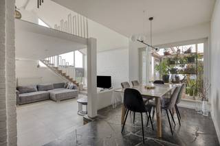immo DAVID stelt voor: instapklare bungalow met ruime tuin, garage en uitstekende bereikbaarheid<br /><br />Ontdek deze charmante bungalow, volledig gerenoveerd in 2025 en perfect instapklaar.<br /><br />Via de inkomhal betreedt u de ruime en lichtrijke leefruimte van maar liefst 71 m². Dankzij de grote raampartijen geniet u hier van een aangename lichtinval en een open gevoel. De gezellige open haard zorgt bovendien voor extra warmte en sfeer.<br /><br />Vanuit de leefruimte bereikt u de mezzanine van 21 m², ideaal als bureau, studeer-, hobbyruimte of extra slaapruimte. Aansluitend bevindt zich de volledig uitgeruste keuken met toegang tot de veranda en de prachtige, ruime zuidgerichte tuin.<br /><br />Bij de renovatie in 2025 werd de authentieke charme van de woning zorgvuldig behouden, onder meer dankzij de karaktervolle stenen vloer in de inkomhal, keuken en eetruimte.<br /><br />Ook energetisch is de woning goed uitgerust met 10 zonnepanelen en een thuisbatterij. Verder beschikt de woning over een volwaardige slaapkamer van 12 m² en een ruime, nog in te richten zolder van 48 m², voorzien van een toilet en met potentieel voor een tweede slaapkamer.<br /><br />De garage biedt extra comfort en parkeergelegenheid. Dankzij de nabijheid van de fietssnelweg, het openbaar vervoer, de Ring en Brussel geniet u bovendien van een uitstekende bereikbaarheid.<br /><br />Een ideale combinatie van ruimte, charme, comfort en een vlotte ligging!