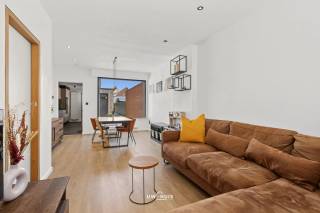 Bent u op zoek naar een instapklare woning waar u meteen kunt intrekken? Dan is deze verzorgde gezinswoning in het centrum van Zele zeker een bezoek waard.<br /><br />De woning is volledig afgewerkt en energiezuinig dankzij het EPC B, 9 zonnepanelen, een conforme elektrische keuring en een goed onderhouden Vaillant-gasketel. Op het gelijkvloers vindt u een inkomhal met inbouwkasten, een lichtrijke leefruimte, een volledig uitgeruste keuken, een berging met wasplaats en een apart toilet.<br /><br />Boven bevinden zich drie slaapkamers, een tweede apart toilet en een badkamer met ruime inloopdouche. Dankzij de talrijke ingebouwde maatkasten doorheen de volledige woning geniet u van een zee aan praktische opbergruimte.<br /><br />Buiten geniet u van een koer en verder een overdekt terrasje met privacy en een onderhoudsvriendelijke tuin. De garage met elektrische poort is bereikbaar via de achteruitweg. Daarnaast zorgt de zij-ingang vooraan voor een praktische toegang tot de tuin.<br /><br />Dankzij de centrale ligging bevinden scholen, winkels, openbaar vervoer en ontspanning zich op wandelafstand.<br /><br />Troeven van deze woning: <br />- Instapklaar<br />- EPC B<br />- 9 zonnepanelen<br />- Conforme elektrische installatie<br />- Talrijke ingebouwde maatkasten<br />- 3 slaapkamers<br />- Volledig uitgeruste keuken<br />- Badkamer met inloopdouche<br />- Garage met elektrische poort<br />- Achteruitweg en zij-ingang<br />- Centrum Zele<br /><br />Heeft u vragen of wilt u graag eens komen kijken stuur dan een mail naar felix@uw-huis.be of bel naar 052463803 tijdens de kantooruren. <br />