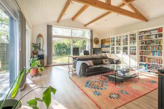 Century21 ImmoNero presenteert: TOP LOCATIE gelegen in een doodlopende straat, in een woonwijk van Jezus-Eik, dit gerenoveerde huis van 250m2 op een zonnig privé perceel van 1052m2 op het zuidwesten in een rustige buurt, maar toch dicht bij de E411, openbaar vervoer en voorzieningen. Deze mooie karakteristieke woning (met open haard hoek, authentieke houten balken, dubbel volume plafond) en praktisch ontwerp heeft: 1) Inkomhal (garderobe en toilet), 2) moderne ruime keuken (van 17m²), 3) grote (60m2) open woonkamer met eetkamer/zithoek met directe toegang tot het terras (van 45m2) en 4) ruim kantoor van 40m² (waar een 5e slaapkamer en badkamer/keukenhoek mogelijk is) ALLEMAAL op EEN niveau. Totaal 4 slaapkamers waarvan de elegante ouderslaapkamer van 26m² (met en-suite badkamer en een salon/leeshoek van 14m²) aansluit op de tuin en de jacuzzi, slaapkamers 3x (16m2, 10m2, 10m2). De woning beschikt ook over 4 buitenparkeerplaatsen, een dubbele garage (37m2) en een kelder (14,5m2). EPC - C, Elektriciteit conform! 18 zonnepanelen. MEER INFO : www.krabbenberg8.be