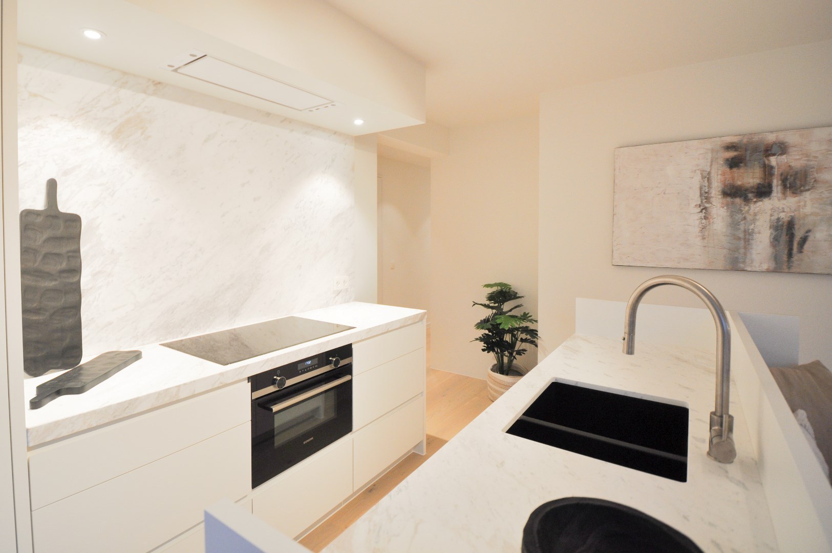 Volledig gerenoveerd hoek-appartement gelegen op enkele stappen van de zee. - foto 4