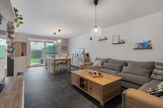 Ben je op zoek naar een instapklare woning uitgerust met domotica in een rustige woonwijk gelegen te Overmere? Zoek niet verder! Met 3 comfortabele slaapkamers en een praktische indeling biedt dit huis alle ruimte en comfort dat je zoekt.<br /><br />Indeling van de woning:<br /><br />Gelijkvloers: <br />- inkomhal met gastentoilet<br />- open leefruimte met aansluitende keuken<br />- garage <br /><br />Eerste verdieping: <br />- 3 slaapkamers <br />- badkamer met douche, ligbad, toilet en dubbele wastafel <br /><br />Troeven: <br />- Centrale ligging (dichtbij invalswegen) <br />- Garage & parkeerplaats <br />- EPC B (16 zonnepanelen)<br />- Onderhoudsvriendelijke tuin met terrasoverkapping en automatische screens <br />- Domotica <br /><br />Meer weten of een bezoek inplannen?<br /><br />Bekijk alle details en boek uw bezoek via deze link:<br />https://albert.immo/listing/7300300