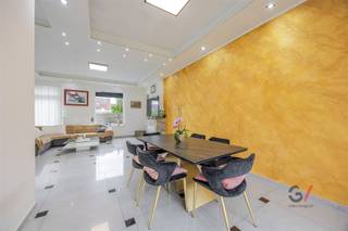 <p> Deze sfeervolle gezinswoning biedt een mooie combinatie van ruimte, licht en een stijlvolle afwerking.</p><p>Bij het binnenkomen vind je een lichtrijke en gezellige living met aansluitend een volledig ingebouwde keuken, voorzien van alle hedendaagse toestellen. Op de eerste verdieping zijn er 3 volwaardige slaapkamers. De ruime zolder biedt bovendien de mogelijkheid om nog 2 extra slaapkamers, een bureau of hobbyruimte te creëren.</p><p>Buiten kan je genieten van een aangename tuin met terras, ideaal om in alle rust te ontspannen of gezellig te tafelen met familie en vrienden.</p><p>De ligging vormt een grote troef: rustig wonen in een doodlopende straat, maar toch vlakbij winkels, scholen, openbaar vervoer en belangrijke invalswegen richting Brussel, Leuven en de luchthaven. Daarnaast biedt Steenokkerzeel een groene en familiale omgeving met tal van wandel- en fietsmogelijkheden.</p><p>Zie jij jezelf hier al wonen? Neem dan snel contact op met Lauren van Gilles Vastgoed via 0468/ 367 951 of email haar via lauren@gillesvastgoed.be</p>