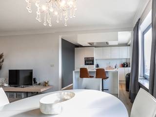 Dit gerenoveerd en gemeubeld appartement is ideaal gelegen naar invalswegen Antwerpen, Brussel, Gent en kortbij de Haven van Antwerpen.<br /><br />Het appartement gelegen op de 2de verdieping bestaat uit een inkomhal met vestiaire, een ruime leefruimte met open, volledig ingerichte keuken, badkamer met wastafel en toilet en 2 slaapkamers. <br />Het appartement heeft een leuk terras met ingemaakte kast met wasmachine.<br /><br />Er is een autostaanplaats binnen, wat zeker een pluspunt is.<br /><br />De gemeenschappelijke kosten bedragen €50,-/maand. Hierin is water inbegrepen.