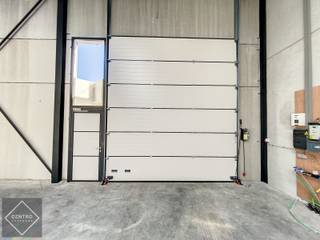 <u><strong>Benaderende AFMETINGEN: </strong></u><br />11,85m breed op 25,62m diep<br />Inclusief 3 private parkeerplaatsen voor de deur!<br /><br /><u><strong>AFWERKING</strong>:</u>
<ul>
<li><strong>Constructie</strong>: Betonnen constructie met volledige overspanning, vrije hoogte 6,2m. </li>
<li><strong>Buitengevels</strong>: Gladde betonpanelen </li>
<li><strong>Binnenwanden</strong>: Betonwanden (15cm) over de volledige hoogte. (RF 60).</li>
<li><strong>Dak:</strong> Geïsoleerd betonnen dak met centrale lichtstraat (3m x 10m).</li>
<li><strong>Vloer</strong>: gepolierde en gewapende betonvloer.</li>
</ul>
<u><strong>Algemeen:</strong></u> Brandklasse C voorzien van RWA (geïntegreerd in de lichtstraat). Conform EPB qua isolatie!<br /><br /><strong><u>BESTEMMING</u>: </strong><br />Opslagruimte (> 50%), nijverheid, lichte productie, ambacht.<br /><br /><u><strong>NUTSVOORZIENINGEN:</strong></u><br />Afzonderlijke tellers voor nutsvoorzieningen. Internet, elektriciteit, regenwater, aardgas, LED-verlichting.<br /><br /><u><strong>LIGGING:</strong></u><br />Op ambachtelijke zone te 8490 Jabbeke.<br />Op 200m van autosnelweg E40/E403.<br /><br /><u>* Bijzonderheden:</u><br />- ABSOLUTE NIEUWSTAAT. <br />- Prijzen per maand, excl. BTW (21%), gemene kosten en onroerende voorheffing (conform aanslagbiljet).<br />- Onze referentie op <strong>www.centro.be</strong> : <strong>P0389B </strong>of contacteer ons op <strong>050 70 01 02</strong>.