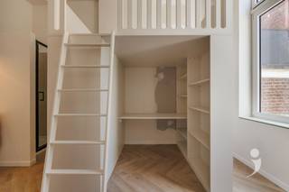 <p><span>Ontdek deze moderne studentenkamer gelegen aan de Vaartstraat in het hartje van Leuven. Het gebouw werd grondig vernieuwd met duurzame materialen en voldoet aan de hedendaagse normen inzake comfort en energiezuinigheid.</span></p><p><span> </span></p><p><span>De kamer ligt op het gelijkvloers en is uitgerust met een energiezuinige lucht-lucht warmtepomp voor verwarming in de winter en airco in de zomer. Ze wordt volledig bemeubeld verkocht en beschikt over een boxspring, bureau met stoel, ingebouwde kleerkast, gordijn en een praktisch ontbijtblok met magnetron en koelkast. Daarnaast heeft de kamer eigen sanitair wat zorgt voor optimaal comfort en privacy. Met een gedeeld toilet in de hal.</span></p><p><span> </span></p><p><span>In het gebouw is een volledig uitgeruste gemeenschappelijke keuken aanwezig. Ook is er een gezellig stadstuintje met terras, ideaal om even te ontspannen.</span></p><p><span> </span></p><p><span>Dankzij de centrale ligging bevinden campussen, winkels en horeca zich op wandelafstand, een ideale uitvalsbasis voor studenten én een interessante investering.</span></p><p><span> </span></p><p><span>De foto's zijn afkomstig van referentiepanden en dienen ter illustratie van de afwerkingsgraad en sfeer.</span></p><p><span> </span></p><p><span> </span></p><p><span>Interesse? Contacteer ons via 016 15 31 15 of student@immolivit.be</span></p><p><span> </span></p>
