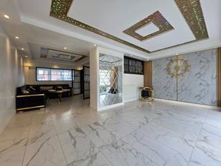 We komen deze volledig gerenoveerde bel-étagewoning binnen via de uitnodigende hall. Op de eerste verdieping vinden we de lichtrijke, ruime leef-...