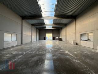 Op een strategische locatie in Evergem bevindt zich dit gloednieuwe bedrijfsgebouw met een totale oppervlakte van 487 m². De opslagruimte van 380 m² beschikt over een vrije hoogte van 6 meter en is uitgerust met 1 automatische sectionale poorten en een afzonderlijke toegangsdeuren. De ruimte is voorzien van lichtstraten met RWA-koepel, een gepolierde betonvloer en een kantoorruimte van 107 m². Voorzieningen zoals verlichting, stopcontacten en sanitair worden voorzien in overleg met de eigenaar, waardoor u de mogelijkheid heeft deze volledig af te stemmen op de noden van uw bedrijf. Parkeerplaatsen zijn eveneens bespreekbaar met de eigenaar, afhankelijk van uw behoeften. <br /><br />De site is uitstekend bereikbaar, op slechts 2 km van de R4 en met vlotte verbindingen richting de Brugsevaart (N9), de E40 en de A11/E34. Hierdoor is er een vlotte ontsluiting richting Gent, Antwerpen, Brussel en de kust. Oplevering einde Q1 2026.<br /><br />Contacteer PANORAMA B2B voor bijkomende (technische) inlichtingen, plannen of een vrijblijvend plaatsbezoek 0477 02 09 02.