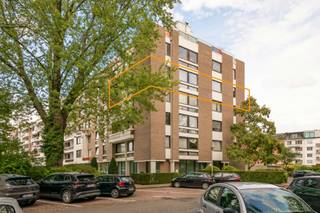 <p><span>Recent gerenoveerd appartement op een mooi &amp; residentiële ligging op de Zuidrand van Antwerpen aan het Rucaplein. Ca 135 m² bew. opp. Zeer ruime &amp; lichte leefruimte met open ingerichte keuken. Stijlvolle inkomhal met inbraakwerende voordeur, vestiairekasten en gastentoilet. Eerste slaapkamer met eigen douchecel, 2de en 3de ruime slaapkamer met doorgang naar badkamer met wc, wastafel, douche en ligbad. 200 maandelijkse kosten (onderhoud gemene delen, verwarming en water inbegrepen). Appartement vertoeft in quasi instapklare toestand. Staanplaats in optie aan 25.000. </span></p><p><span>Snel beschikbaar!</span></p>
