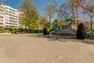 Het grondplan, de blanco asbestinventaris, het gunstige EPC-attest en de conforme elektriciteitskeuring vindt u terug bij de 'downloads' op de Wellimmo-site.<br /><br />ln de mooÍste straat aan het Antwerpse Stadspark vinden we dit stijlvol gerenoveerde appartement met frontaal parkzicht op de zesde verdieping van een verzorgd gebouw. Met zijn groene ligging, aangename buitenruimtes en een helder, open gevoel biedt deze woning een aangename en hedendaagse woonkwaliteit in het hart van de stad. Het appartement heeft een oppervlakte van 82m² (incl zalig zonneterras) en werd zeer grondig gerenoveerd met kwalitatieve materialen en een frisse, tijdloze afwerking. De leefruimte, langs de parkzijde, geniet van een royale<br />lichtinval en sluit harmonieus aan op een volledig uitgeruste, moderne geïnstalleerde keuken. De indeling is functioneel en doordacht, met een ruime slaapkamer en veel kastruimte aan de rustige achterzijde van het gebouw. Centrale voorzieningen zoals de luxueuze badkamer met inloopdouche en wastafelmeubel, het aparte toilet en de praktische wasplaats bevinden zich in het midden van de woning, wat zorgt voor een optimale benutting van de beschikbare ruimte. Een privatieve kelderberging biedt extra opslagcomfort. Bovendien is er de mogelijkheid tot aankoop van een autostaanplaats in een nabijgelegen gebouw op huisnummer 30 aan 40.000€- een waardevolle meerwaarde in deze populaire buurt <br /><br />Troeven:<br />Toplocatie - de mooiste straat van het Stadspark<br />Luxueuze totaalrenovatie met kwaliteitsmaterialen en maatwerkmeubilair<br />Prachtige lichtinval en zichten vanop de 6de verdieping - heerlijk terras aan de leefruimte<br />Gunstig EPC, conforme elektriciteit en lage reële maandelijkse lasten in het gebouw: 233€/maand incl. privatieve verwarming, privatief waterverbruik, syndicus, blokpolis, onderhoud en werking gebouw<br />Mogelijkheid tot aankoop parking van zelfde eigenaar<br /><br />Voor meer informatie of een bezoek: 03/225.00.68 of info@wellimmo.net<br />