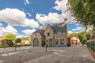 Ruime, energiezuinige villa met 5 slaapkamers, 2 badkamers, inpandige garage, bureel en polyvalent bijgebouw van 53m² op een perceel van 1.312m². Deze ruime en instapklare woning is gunstig gelegen in een groene omgeving net buiten de dorpskern van Zoersel en goed bereikbaar langs de N14 tussen Zoersel en Oostmalle. De woning werd gebouwd in 2014 en is afgewerkt met hoogwaardige materialen. Ideale woning voor wonen /werken met een ruim bijgebouw /atelier van 53m² met automatische sectionaalpoort en bergzolder. De woning is voorzien van zonnepanelen en heeft een energielabel A. <br /><br />INDELING: Gelijkvloers: inkomhal; vestiaire en gastentoilet; woonkamer; bureel; leefkeuken; wasruimte; voorraadberging; douchekamer; inpandige garage. 1e verdieping: nachthal; slaapkamer 1; slaapkamer 2 of hobbyruimte; slaapkamer 3 met aansluitend dressing; badkamer. 2e verdieping via vaste trap: ruime afgewerkte zolderruimte mogelijk in te delen in 2 slaapkamers; technische ruimte; zolderberging.<br /><br />BIJZONDERHEDEN: Hoogwaardig afgewerkte woning voorzien van alarm, videofoon, zonnepanelen met thuisbatterij, cv op aardgas met condensatieketel, vloerverwarming op het gelijkvloers, ventilatiesysteem C+, waterverzachter, regenwaterput 10.000L, regenwaterpomp met aansluiting op de wc's en buitenkraan, robotmaaier, bijgebouw met zolder, automatische sectionaalpoort en 3,25m doorrijhoogte!