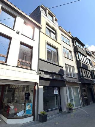Ontdek dit unieke, karaktervolle rijhuis gelegen in een levendige commerciële winkel- en wandelstraat, midden tussen leuke handelszaken.<br />Dit pand ademt charme en authenticiteit, gecombineerd met hedendaags comfort.<br />Grondig gerenoveerd met een nieuwe keuken en badkamer, nieuwe ramen en performante muur- en dakisolatie wat resulteert in een gunstig EPC-label B.  Ook de elektrische installatie en sanitaire installaties werden volledig vernieuwd.<br />Momenteel ingericht als handelsgelijkvloers dankzij een bestemmingswijziging, de locatie leent zich dan ook uitstekend tot het uitbaten van een zaak. Het pand kan mits omgevingsvergunning opnieuw worden omgevormd tot een volwaardige woonst. Het pand beschikt over drie slaapkamers en een warme, stijlvolle afwerking met veel houtaccenten.<br />Het is volledig onderkelderd en multifunctioneel inzetbaar.<br />De start van een nieuw hotel aan de overzijde onderstreept het commerciële en toekomstgerichte karakter van deze topligging.<br />Voor alle info en bezoek : bel Nikolaas op 0496 68 84 67 of surf naar www.ensor.immo