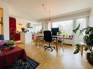 <strong>Lichtrijk appartement met zonnig terras en prachtig uitzicht op het Citadelpark.</strong><br /><br />Dit lichtrijke en zonnige appartement bevindt zich op de <strong>5e verdieping van Residentie Ter Rive</strong>, een goed onderhouden en statige residentie met <strong>ruime inkomhal en conciërge</strong>, gelegen aan de <strong>Charles de Kerchovelaan</strong> in Gent. Het appartement geniet van een <strong>prachtig, open uitzicht op de gerestaureerde Kiosk en het Citadelpark</strong>, wat zorgt voor een uitzonderlijk wooncomfort op een toplocatie.<br /><br />De indeling omvat een <strong>inkomhal met ingemaakte vestiairekasten</strong>, een aangename en lichtrijke <strong>leefruimte met parketvloer</strong> en directe toegang tot het <strong>zuidwestgericht terras</strong> met uniek parkzicht. De<strong> ingerichte keuken met eiland</strong> sluit harmonieus aan bij de leefruimte.<br />Verder is er een <strong>nachthal met apart toilet</strong>, <strong>twee volwaardige slaapkamers</strong>, een <strong>badkamer met dubbele lavabo en ligbad/douche</strong>, en een <strong>praktische berging</strong>.<br />Daarnaast beschikt het appartement over een <strong>private kelderberging</strong>.<br /><br /><strong>Lift aanwezig</strong> in het gebouw.<br /><br />📍 <strong>Ligging & bereikbaarheid</strong><br />Gelegen vlakbij de <strong>Leopoldskazerne</strong>, op <strong>wandelafstand van station Gent-Sint-Pieters</strong>, de Ledeganck, universiteiten en het stadscentrum. Dankzij deze centrale ligging geniet het appartement van een <strong>uitstekende mobiliteit en bereikbaarheid</strong>.<br /><br />✨ <strong>Troeven</strong>
<ul>
<li><span>Residentie Ter Rive met <strong>conciërge</strong></span></li>
<li><span>Goed onderhouden gebouw met grote inkomhal</span></li>
<li><span><strong>Zonnig terras </strong>met uniek zicht op het Citadelpark</span></li>
<li><span>Toplocatie nabij station, campussen en centrum</span></li>
<li><span>Ideaal als <strong>investering</strong>, <strong>eigen bewoning</strong> of voor <strong>studerende kinderen</strong></span></li>
<li><span><strong>Momenteel verhuurd</strong> </span></li>
</ul>
📞 <strong>Interesse? Wees er snel bij!</strong><br />Voor een bezoek of meer informatie kan u een afspraak maken via <strong>TVE Vastgoed</strong>:<br />📧 <em>tine@tvevastgoed.be</em><br />📱 <em>0474 97 00 22</em><br /><br />Dit appartement combineert ligging, uitzicht en comfort – <strong>een zeldzame opportuniteit in Gent</strong>.<br />