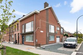 Te moderniseren bel-etage woning met 3 slaapkamers, gelegen te Lier, op wandelafstand van het Netekanaal. Deze solide halfopen bebouwing kan na...